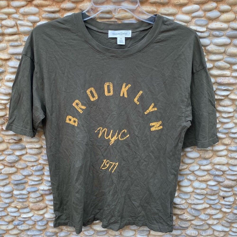 NWOT Treasure and Bond Womens Olive Green Brooklyn NYC Graphic T-Shirt Size XS
